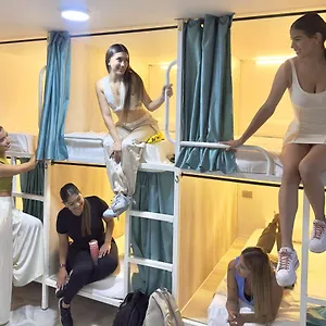https://the-view-hostel-lounge.cali-hotels.com